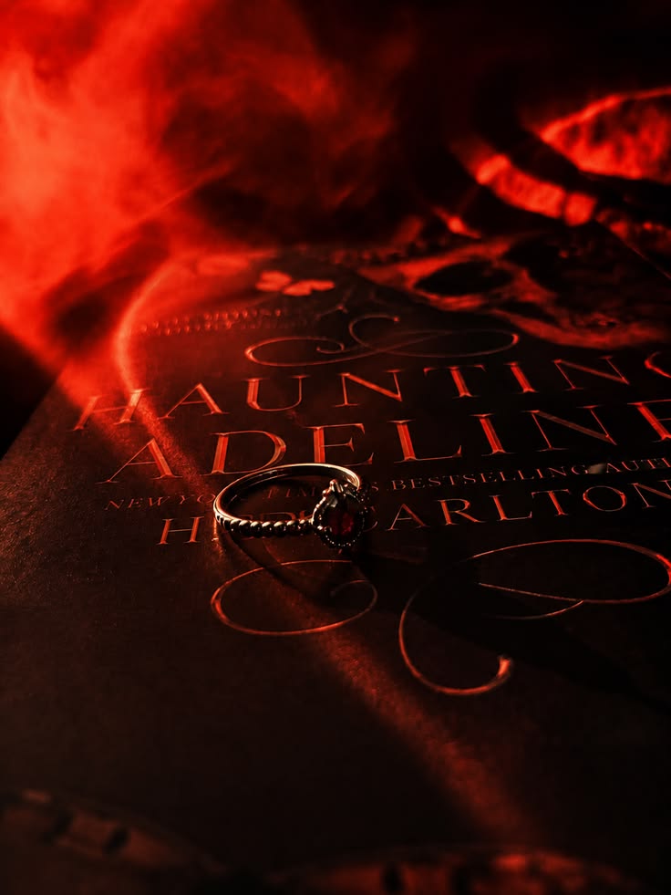 Obálka knihy Haunting Adeline od H. D. Carlton k oznámení připravované adaptace
