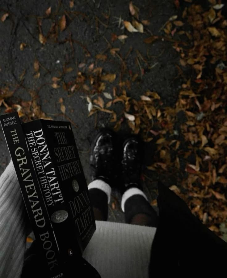  Dark romance a spicy knihy na podzim vedle svíčky a spadaného listí